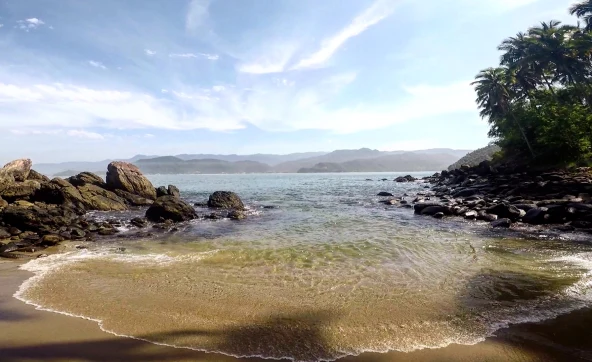 Playa única de Ilha Das Couves, São Sebastião, São Paulo, Brasil.