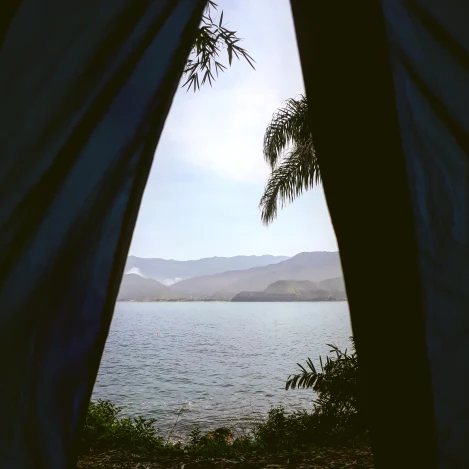 Vista desde la carpa montada en la selva de Ilha Das Couves, São Sebastião, São Paulo, Brasil.