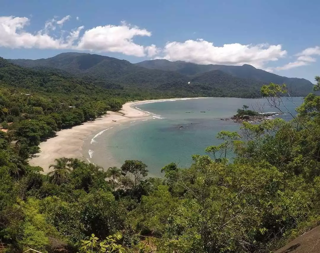 La famosa bahía con forma de corazón, Praia de Castelhanos, São Paulo, Brasil.