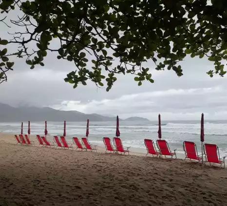 Playa de la Pousada Dos Condes en Maresías, São Sebastião, São Paulo, Brasil.