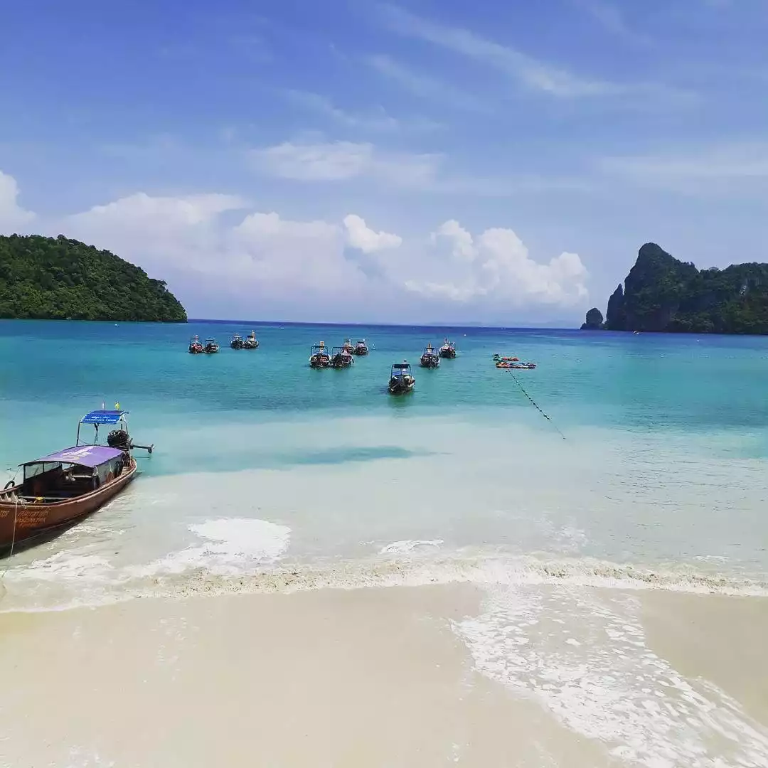 Vista desde el Slinky Hostel en Loh Da Lum Bay, Phi Phi Don, Tailandia.