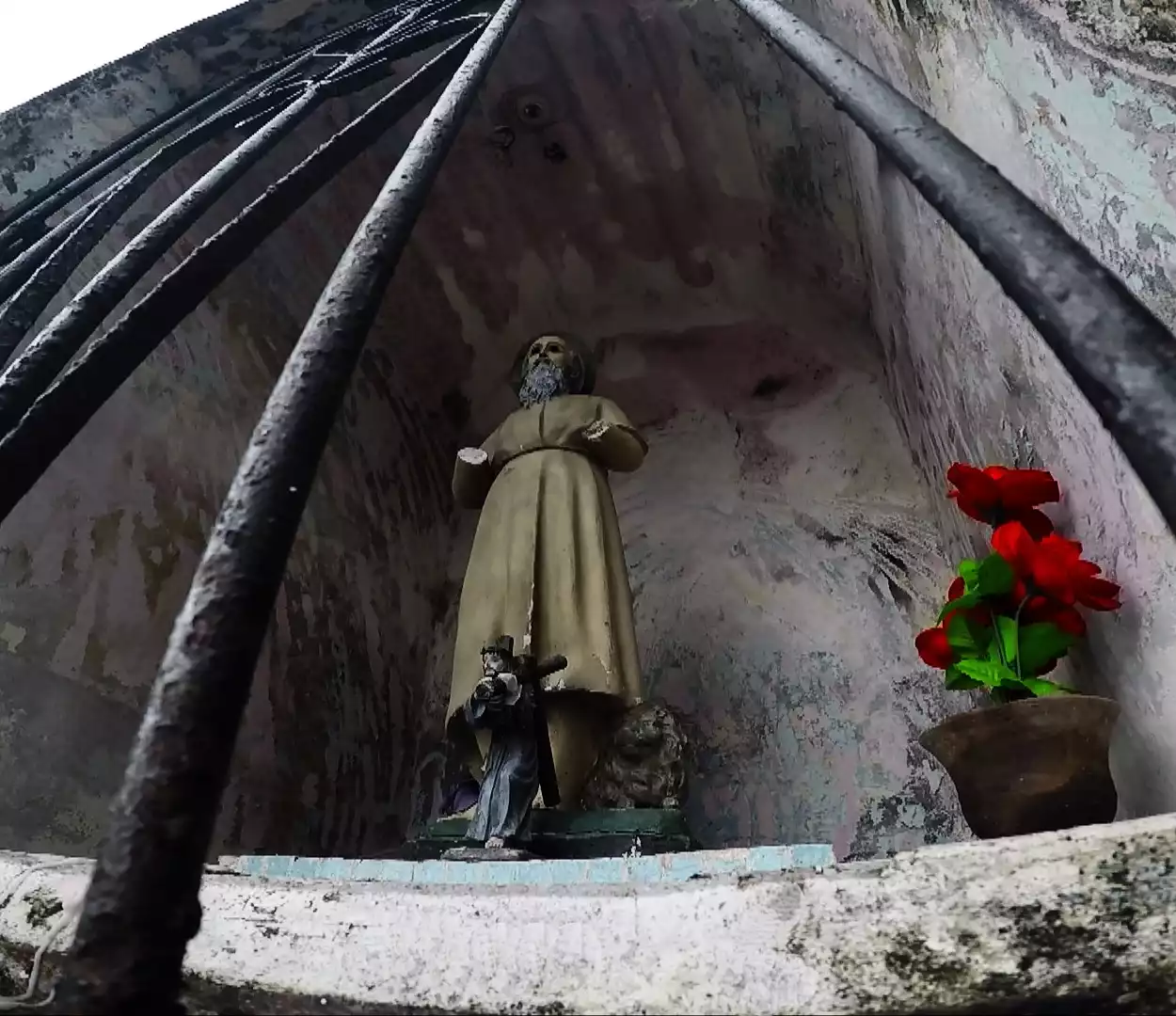 Escultura en la entrada a la zona arqueológica, Portobelo, Panamá.