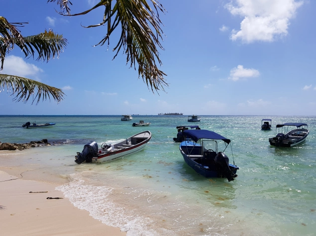 Playa Zarpada, ubicada enfrente de Rocky Cay, Isla de San Andrés, Colombia.